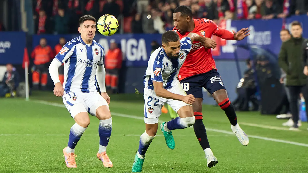 Víctor García (17. Levante UD), Jeremy Toljan (22. Levante UD) y Sheraldo Becker (18. CA Osasuna) durante el partido de La Liga EA Sports entre CA Osasuna y Levante UD disputado en el estadio de El Sadar en Pamplona. IÑIGO ALZUGARAY