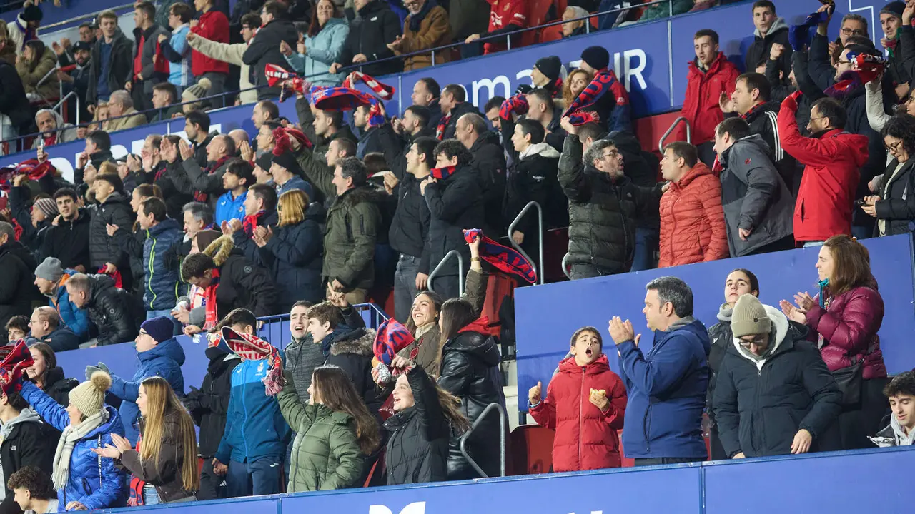 La grada del estadio de El Sadar durante el partido de La Liga EA Sports entre CA Osasuna y Levante UD disputado en Pamplona. IÑIGO ALZUGARAY