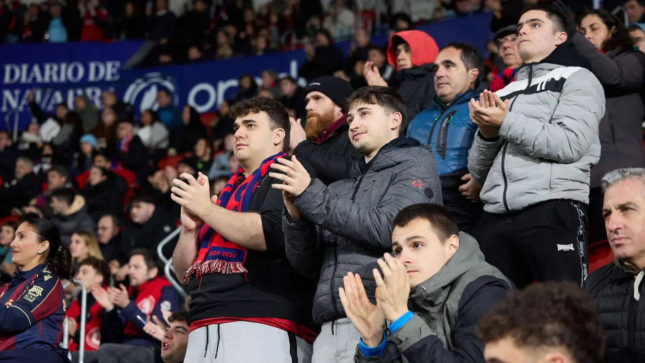 La grada del estadio de El Sadar durante el partido de La Liga EA Sports entre CA Osasuna y Levante UD disputado en Pamplona. IÑIGO ALZUGARAY