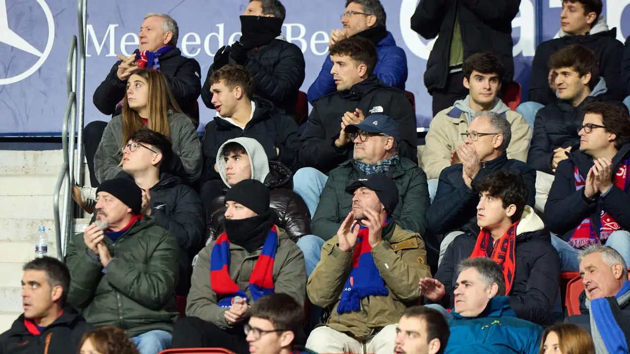 La grada del estadio de El Sadar durante el partido de La Liga EA Sports entre CA Osasuna y Levante UD disputado en Pamplona. IÑIGO ALZUGARAY