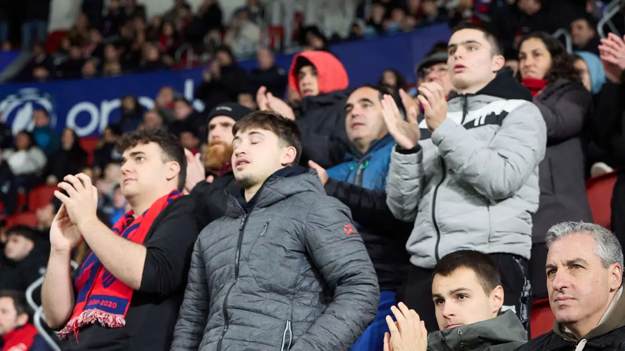 La grada del estadio de El Sadar durante el partido de La Liga EA Sports entre CA Osasuna y Levante UD disputado en Pamplona. IÑIGO ALZUGARAY