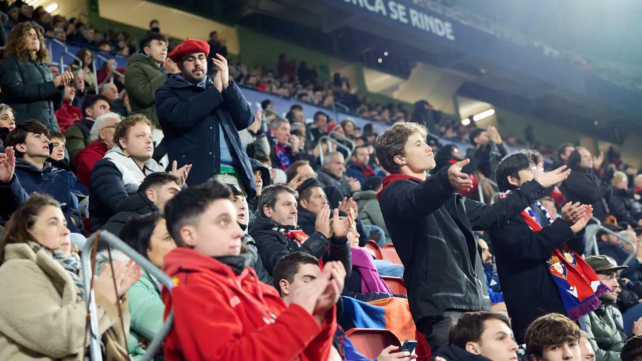 La grada del estadio de El Sadar durante el partido de La Liga EA Sports entre CA Osasuna y Levante UD disputado en Pamplona. IÑIGO ALZUGARAY