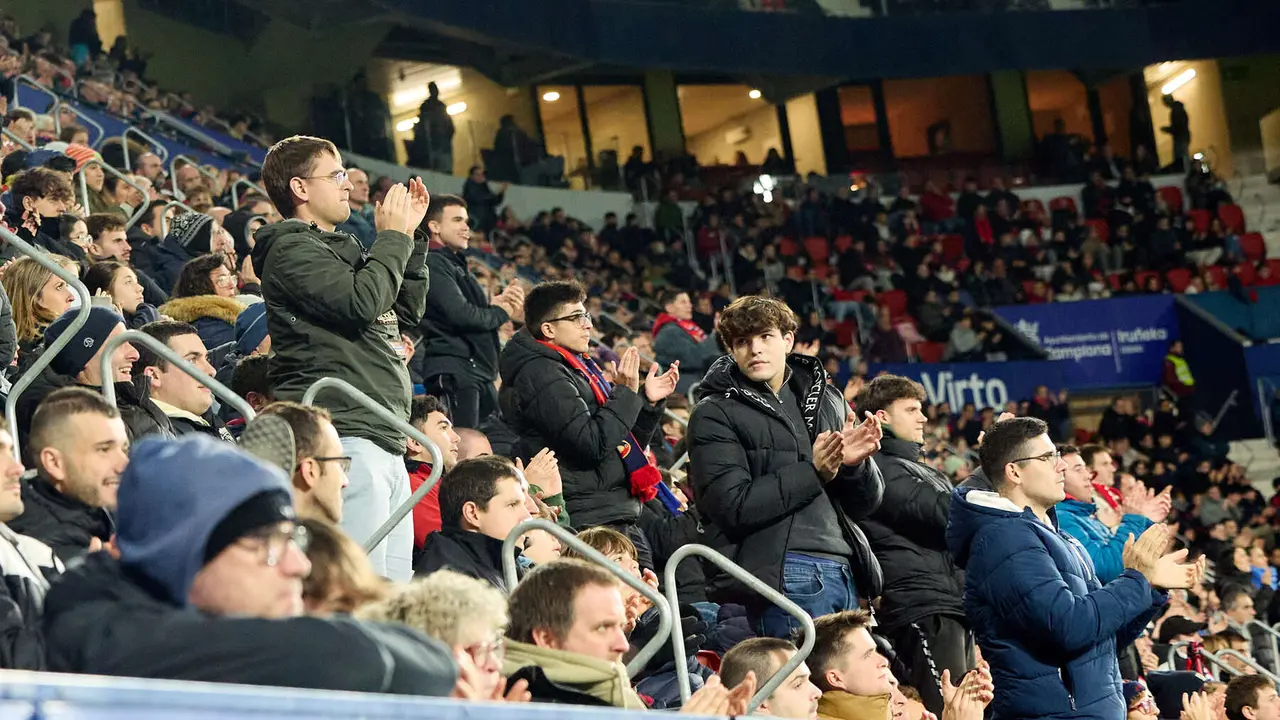 La grada del estadio de El Sadar durante el partido de La Liga EA Sports entre CA Osasuna y Levante UD disputado en Pamplona. IÑIGO ALZUGARAY