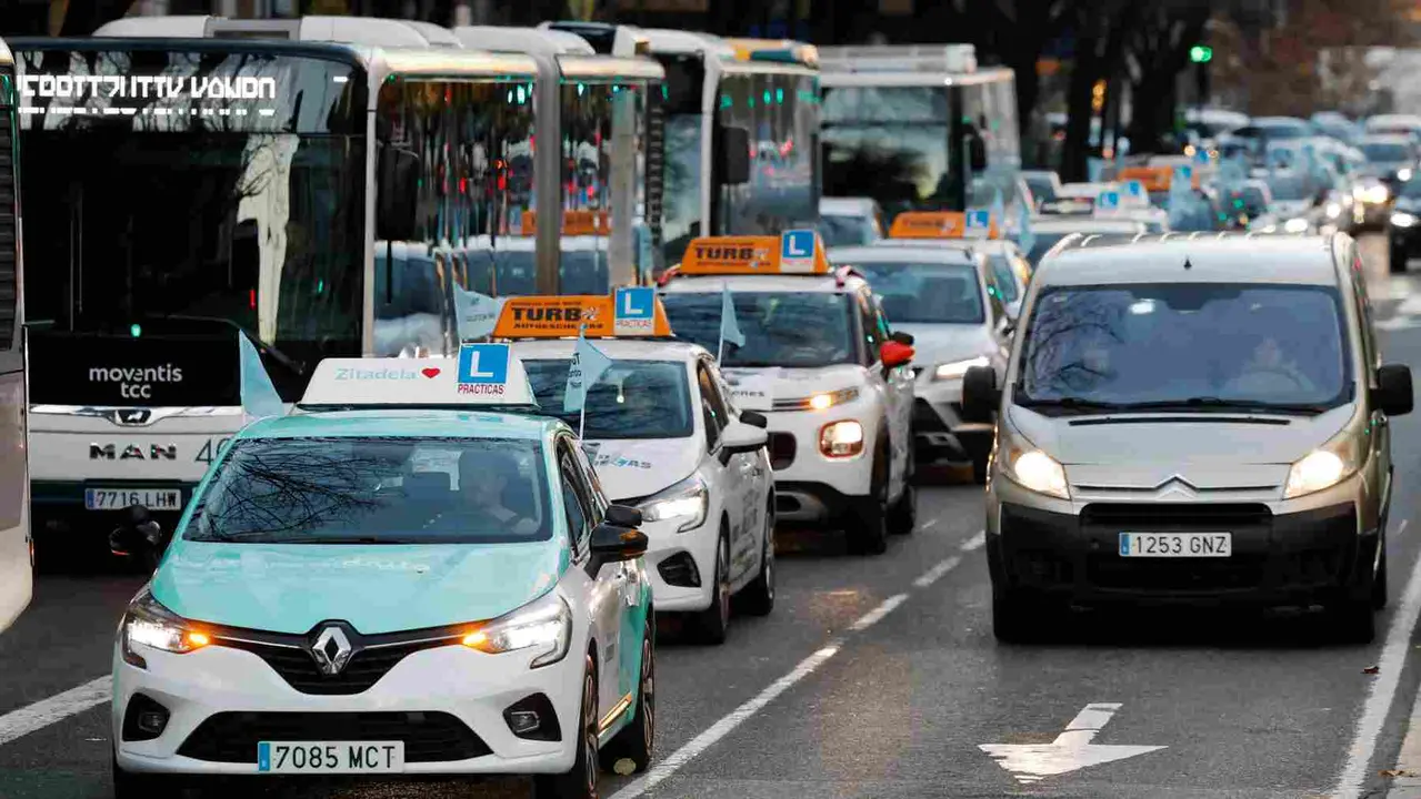 Las autoescuelas de Navarra se manifiestan en caravana por las calles de Pamplona para denunciar las listas de espera para examinarse. EFE/ Jes&uacute;s Diges