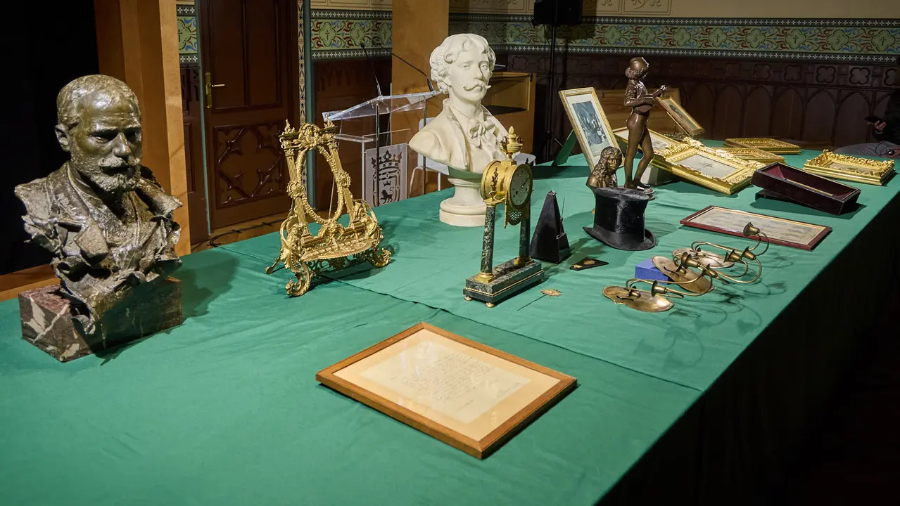 El Ayuntamiento de Pamplona recupera 55 piezas del legado del músico y compositor pamplonés Pablo Sarasate que permanecían desaparecidas desde 1991 en la sede del Archivo Municipal de la ciudad. IÑIGO ALZUGARAY