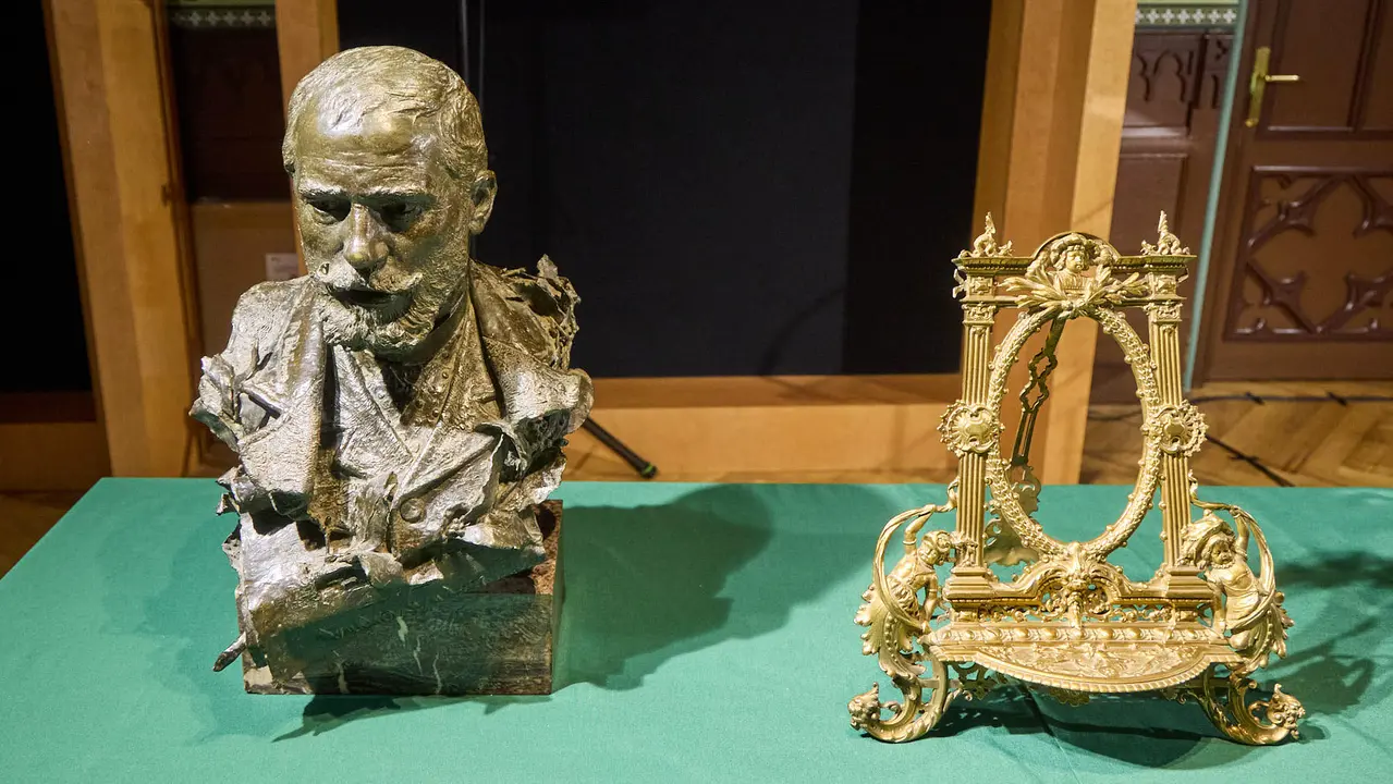 El Ayuntamiento de Pamplona recupera 55 piezas del legado del músico y compositor pamplonés Pablo Sarasate que permanecían desaparecidas desde 1991 en la sede del Archivo Municipal de la ciudad. IÑIGO ALZUGARAY