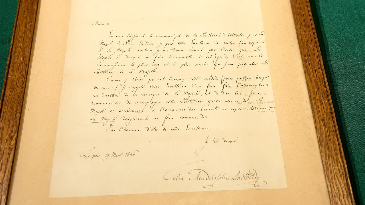El Ayuntamiento de Pamplona recupera 55 piezas del legado del músico y compositor pamplonés Pablo Sarasate que permanecían desaparecidas desde 1991 en la sede del Archivo Municipal de la ciudad. IÑIGO ALZUGARAY