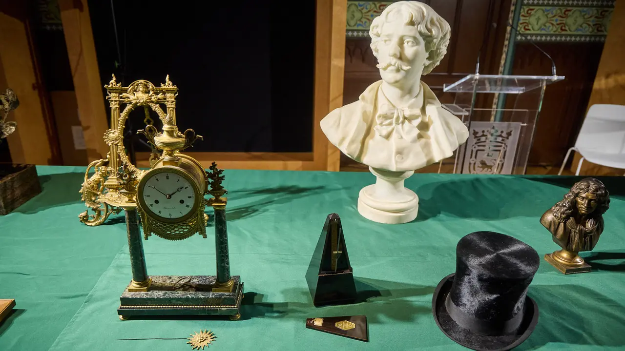 El Ayuntamiento de Pamplona recupera 55 piezas del legado del músico y compositor pamplonés Pablo Sarasate que permanecían desaparecidas desde 1991 en la sede del Archivo Municipal de la ciudad. IÑIGO ALZUGARAY