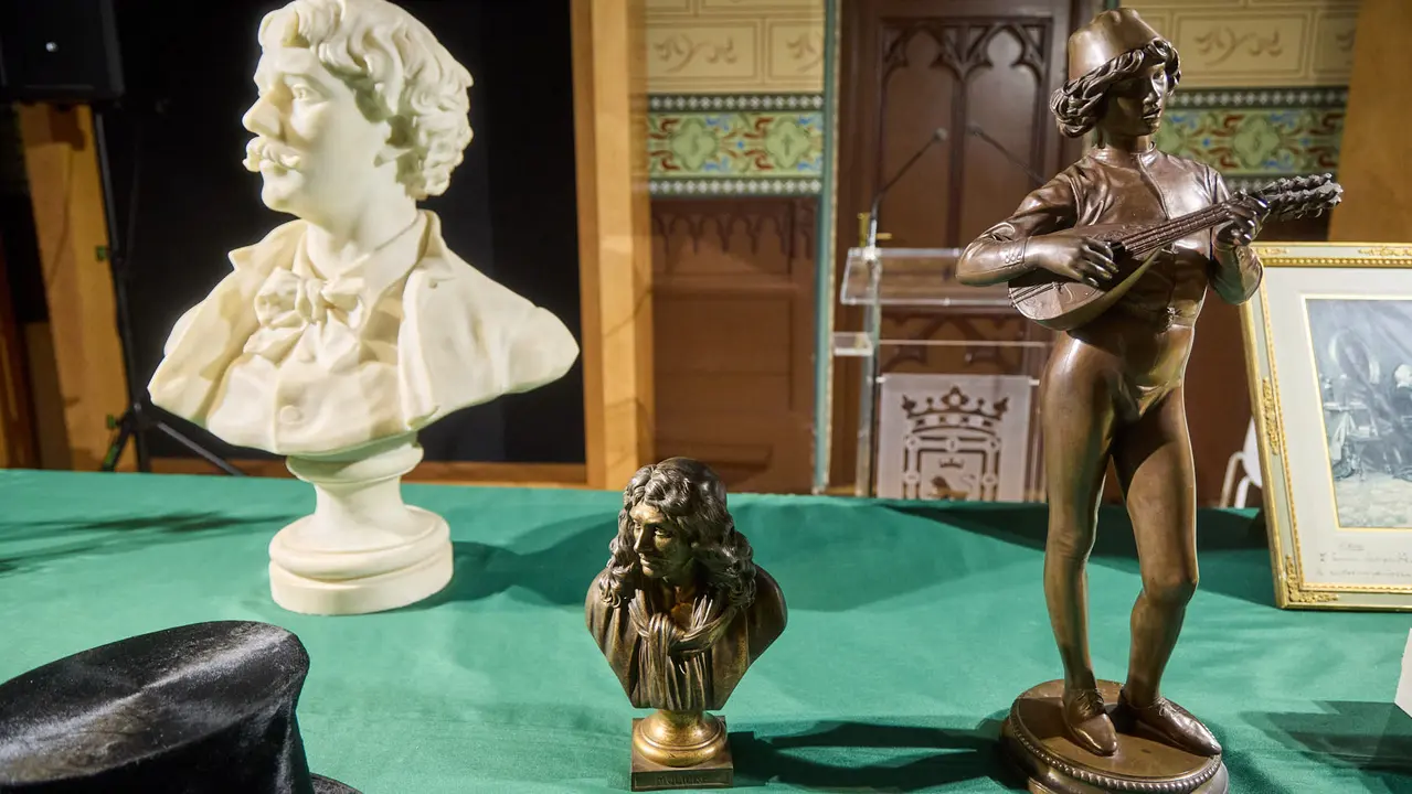 El Ayuntamiento de Pamplona recupera 55 piezas del legado del músico y compositor pamplonés Pablo Sarasate que permanecían desaparecidas desde 1991 en la sede del Archivo Municipal de la ciudad. IÑIGO ALZUGARAY