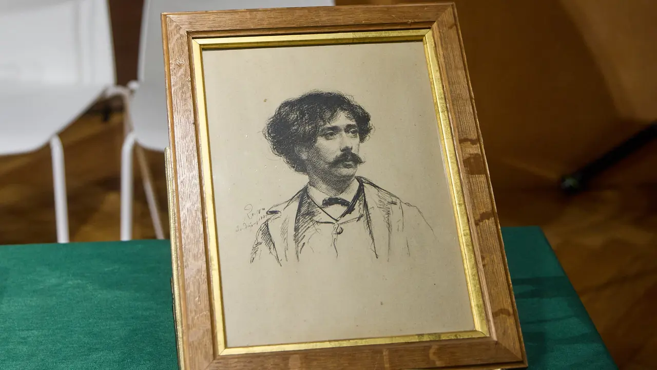 El Ayuntamiento de Pamplona recupera 55 piezas del legado del músico y compositor pamplonés Pablo Sarasate que permanecían desaparecidas desde 1991 en la sede del Archivo Municipal de la ciudad. IÑIGO ALZUGARAY