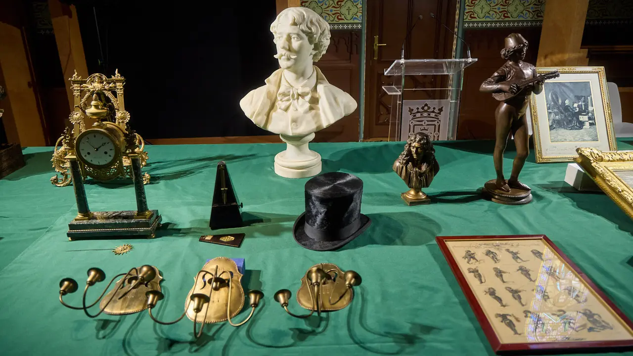 El Ayuntamiento de Pamplona recupera 55 piezas del legado del músico y compositor pamplonés Pablo Sarasate que permanecían desaparecidas desde 1991 en la sede del Archivo Municipal de la ciudad. IÑIGO ALZUGARAY