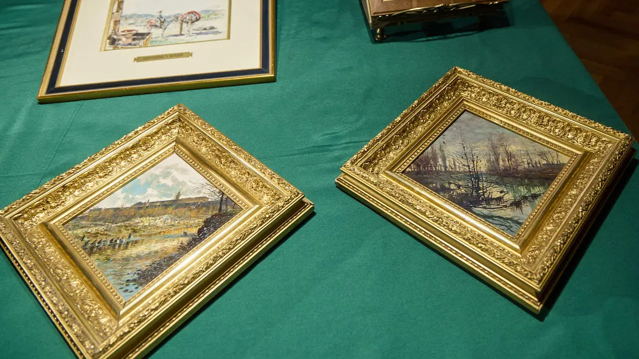 El Ayuntamiento de Pamplona recupera 55 piezas del legado del músico y compositor pamplonés Pablo Sarasate que permanecían desaparecidas desde 1991 en la sede del Archivo Municipal de la ciudad. IÑIGO ALZUGARAY