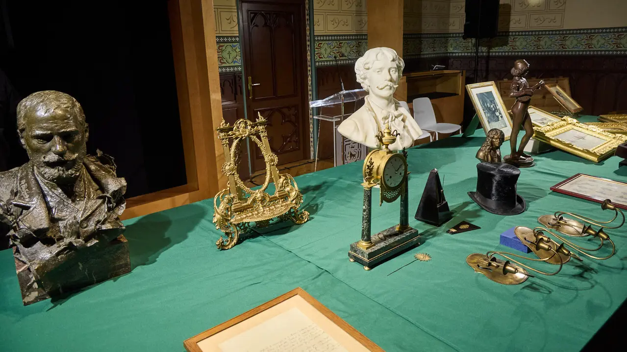 El Ayuntamiento de Pamplona recupera 55 piezas del legado del músico y compositor pamplonés Pablo Sarasate que permanecían desaparecidas desde 1991 en la sede del Archivo Municipal de la ciudad. IÑIGO ALZUGARAY