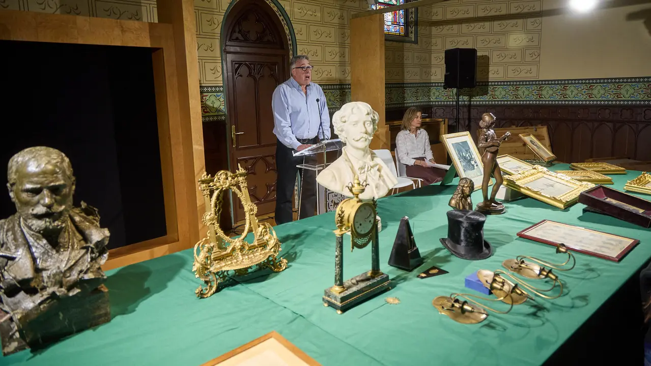 El Ayuntamiento de Pamplona recupera 55 piezas del legado del músico y compositor pamplonés Pablo Sarasate que permanecían desaparecidas desde 1991 en la sede del Archivo Municipal de la ciudad. IÑIGO ALZUGARAY