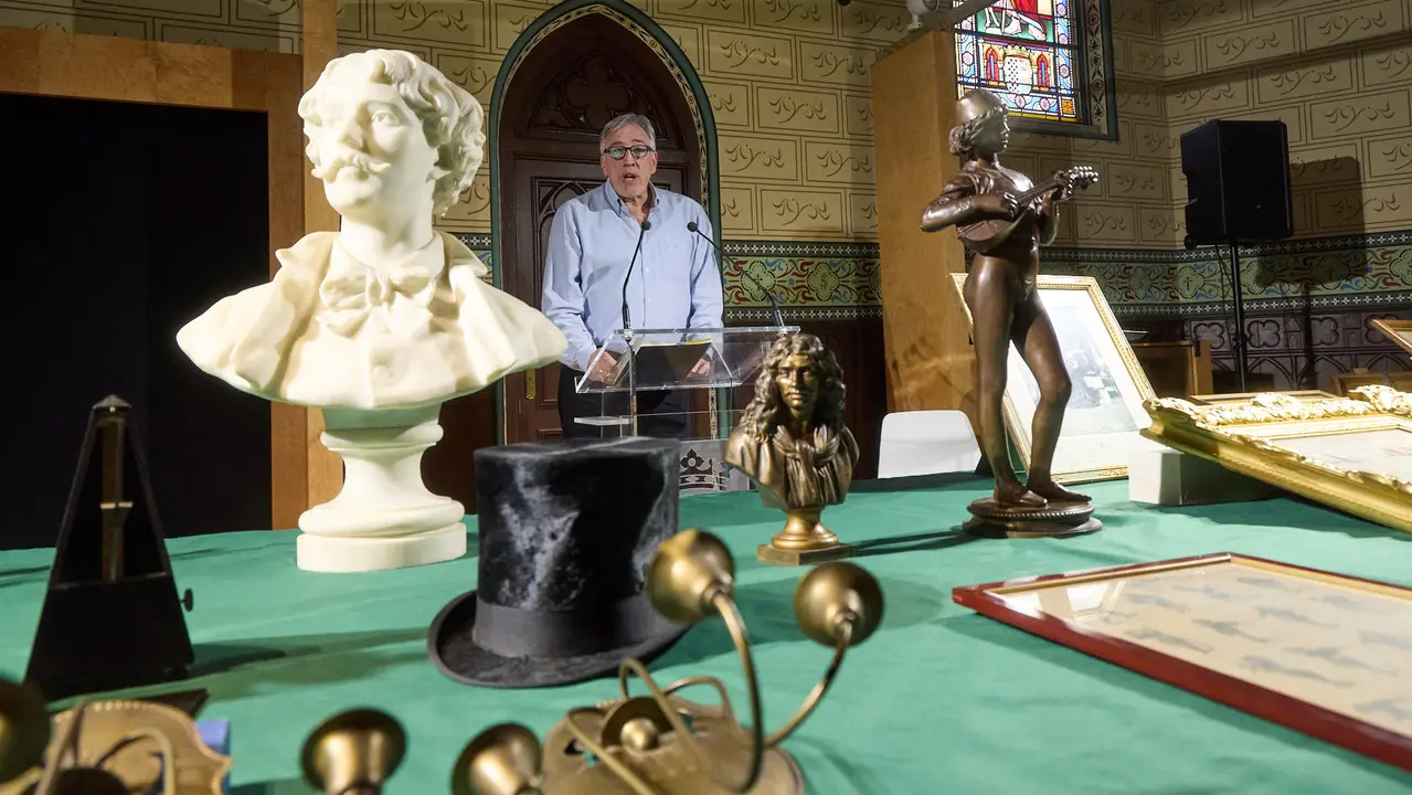 El Ayuntamiento de Pamplona recupera 55 piezas del legado del músico y compositor pamplonés Pablo Sarasate que permanecían desaparecidas desde 1991 en la sede del Archivo Municipal de la ciudad. IÑIGO ALZUGARAY