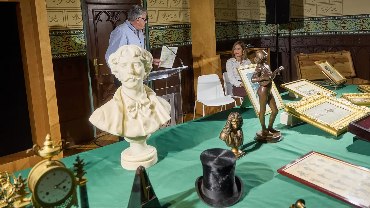 El Ayuntamiento de Pamplona recupera 55 piezas del legado del músico y compositor pamplonés Pablo Sarasate que permanecían desaparecidas desde 1991 en la sede del Archivo Municipal de la ciudad. IÑIGO ALZUGARAY
