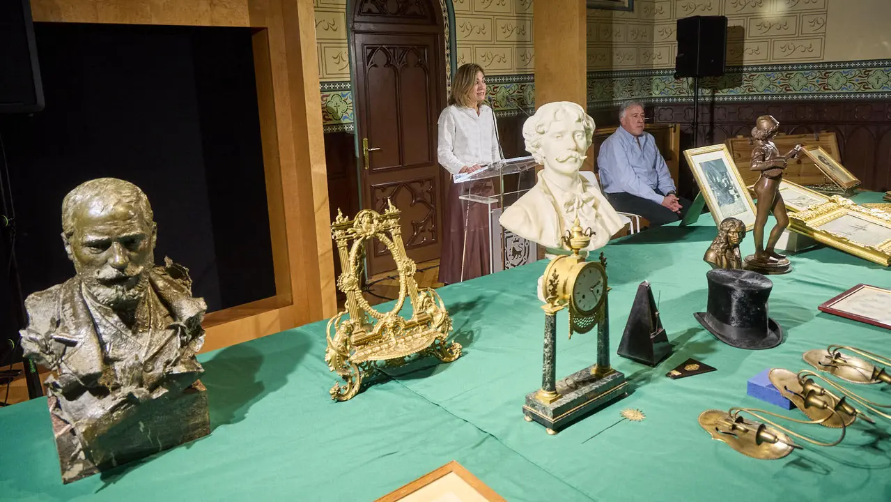 El Ayuntamiento de Pamplona recupera 55 piezas del legado del músico y compositor pamplonés Pablo Sarasate que permanecían desaparecidas desde 1991 en la sede del Archivo Municipal de la ciudad. IÑIGO ALZUGARAY