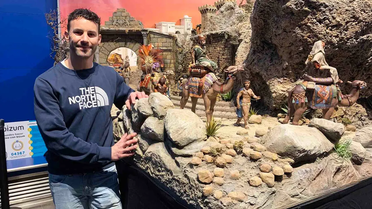 El concejal de Villava Richard García junto al belén monumental de su pueblo. Navarra.com