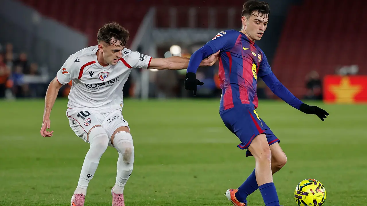 El centrocampista del FC Barcelona Pedri ante el centrocampista del Osasuna Aimar Oroz (i) durante el partido de la jornada 16 de LaLiga que FC Barcelona y Atlético Osasuna disputan este sábado en el Camp Nou. EFE/Andreu Dalmau