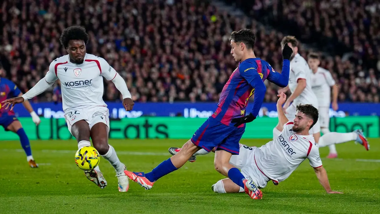 El centrocampista del FC Barcelona Pedri (c) ante varios jugadores del Osasuna durante el partido de la jornada 16 de LaLiga que FC Barcelona y Atlético Osasuna disputan este sábado en el Camp Nou. EFE/Alejandro García
