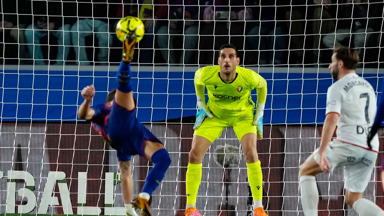 El delantero del FC Barcelona, Ferrán Torres, remata ante el guardameta de Osasuna, Sergio Herrera, durante el partido de la jornada 16 de LaLiga que FC Barcelona y Atlético Osasuna disputan este sábado en el Camp Nou. EFE/Alejandro García