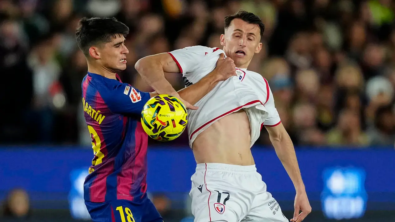 El defensa del FC Barcelona Gerard Martín (i) lucha con el croata Ante Budimir, de Osasuna, durante el partido de la jornada 16 de LaLiga que FC Barcelona y Atlético Osasuna disputan este sábado en el Camp Nou. EFE/Alejandro García