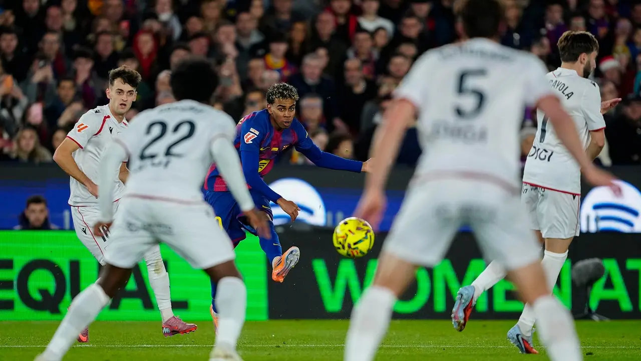 El delantero del FC Barcelona Lamine Yamal (c) pasa el balón ante varios jugadores del Osasuna durante el partido de la jornada 16 de LaLiga que FC Barcelona y Atlético Osasuna disputan este sábado en el Camp Nou. EFE/Alejandro García