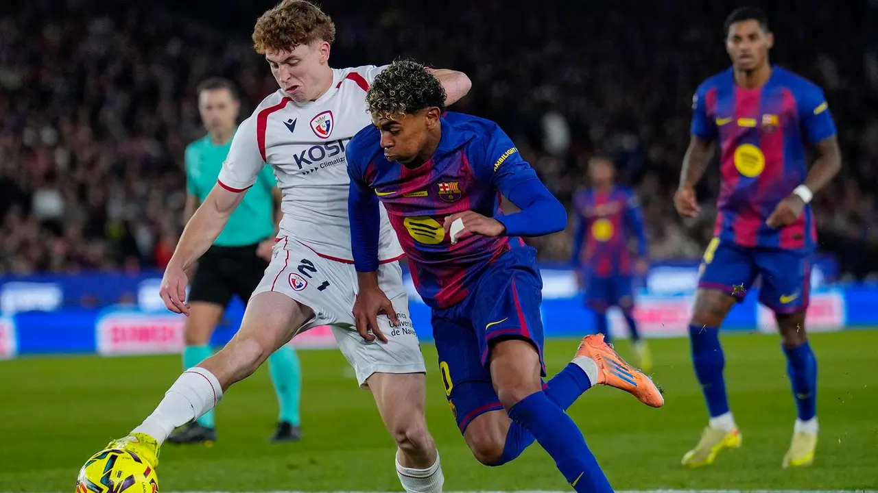 El delantero del FC Barcelona Lamine Yamal (d) ante el delantero del Osasuna Víctor Muñoz durante el partido de la jornada 16 de LaLiga que FC Barcelona y Atlético Osasuna disputan este sábado en el Camp Nou. EFE/Alejandro García