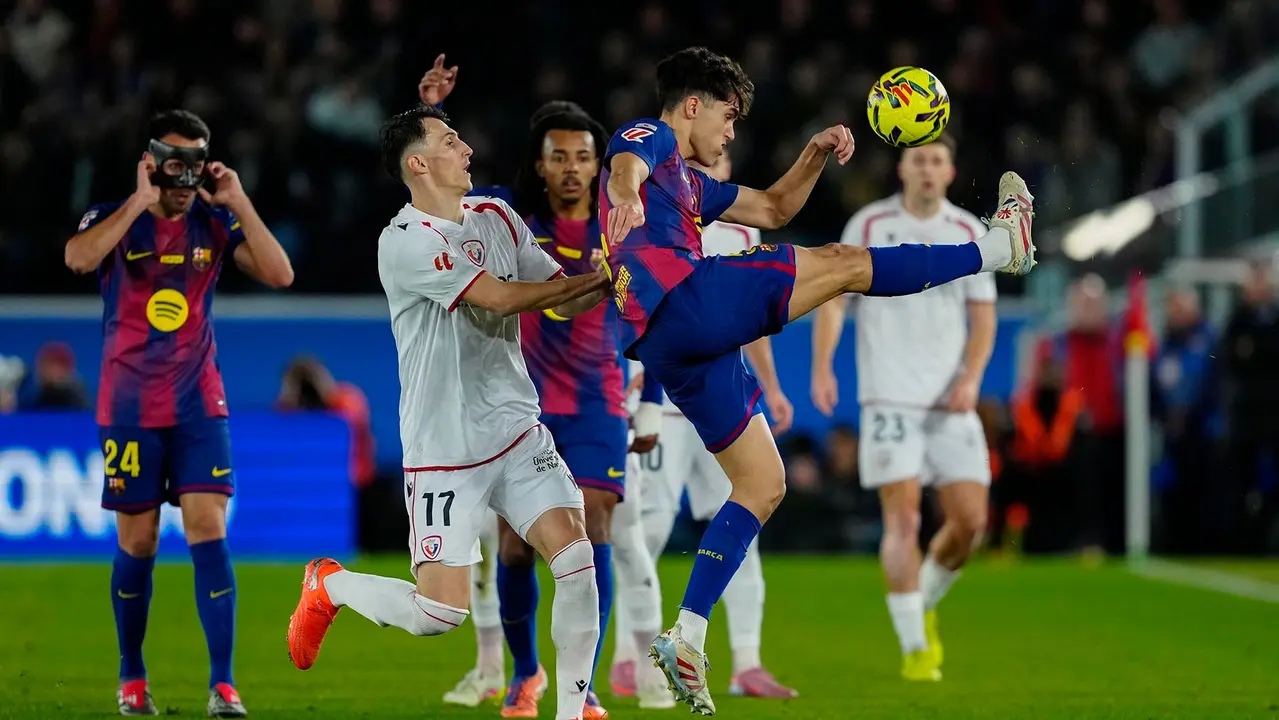 El defensa del FC Barcelona Pau Cubarsí (d) despeja el balón ante el delantero del Osasuna Ante Budimir durante el partido de la jornada 16 de LaLiga que FC Barcelona y Atlético Osasuna disputan este sábado en el Camp Nou. EFE/Alejandro García