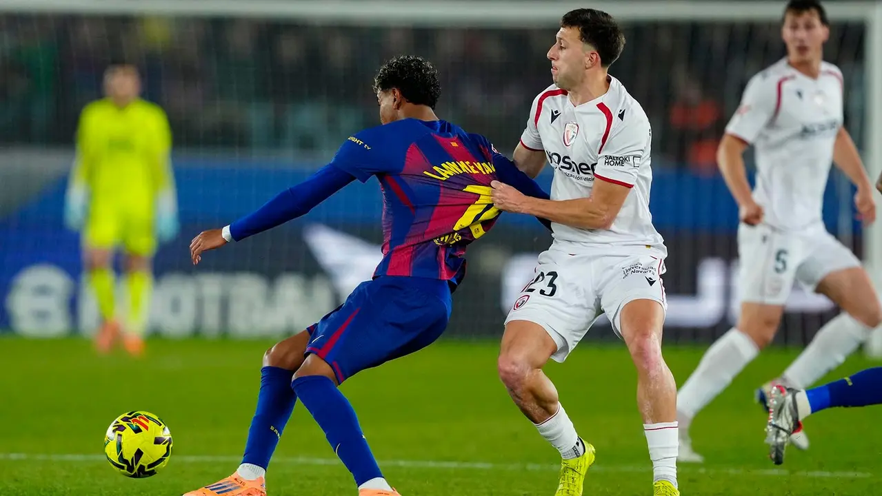 El delantero del FC Barcelona Lamine Yamal (i) ante el defensa del Osasuna Abel Bretones (d) durante el partido de la jornada 16 de LaLiga que FC Barcelona y Atlético Osasuna disputan este sábado en el Camp Nou. EFE/Alejandro García