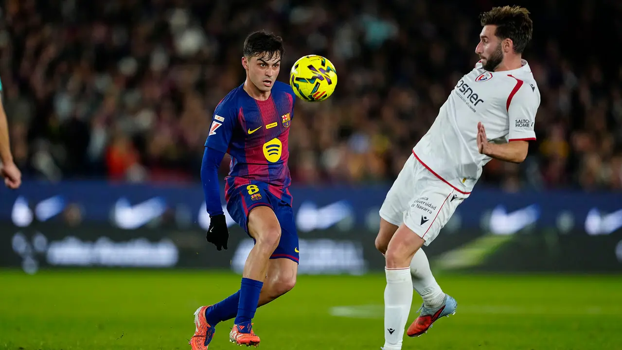 El centrocampista del FC Barcelona Pedri controla el balón durante el partido de la jornada 16 de LaLiga que FC Barcelona y Atlético Osasuna disputan este sábado en el Camp Nou. EFE/Alejandro García