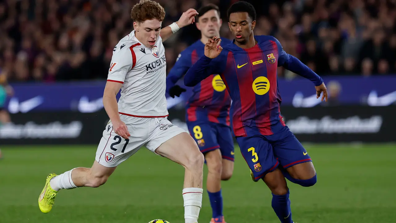 El centrocampista de Osasuna Víctor Muñoz (i) dispara a puerta junto a Alejandro Balde, del FC Barcelona, durante el partido de la jornada 16 de LaLiga que FC Barcelona y Atlético Osasuna disputan este sábado en el Camp Nou. EFE/Andreu Dalmau