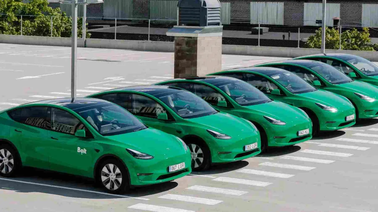Flota de taxis el&eacute;ctricos de Bolt. BOLT