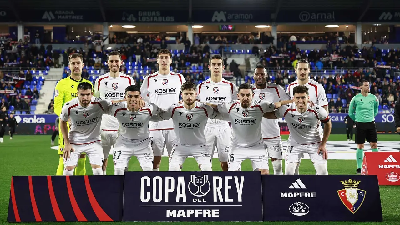 Equipo titular de los rojillos ante el Huesca en El Alcoraz. CA Osasuna.
