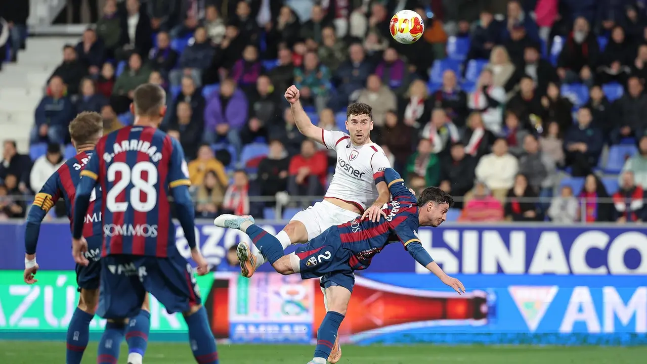 Kike Barja en una acci&oacute;n peligrosa dentro del &aacute;rea del Huesca. CA Osasuna.