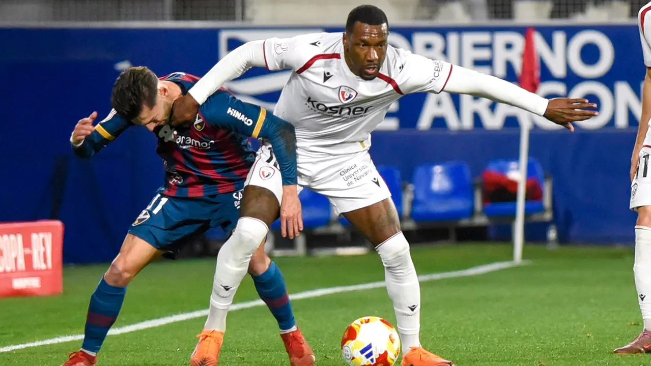 El centrocampista surinam&eacute;s de Osasuna Sheraldo Becker (d) pelea un bal&oacute;n con el delantero del Huesca Liberto Beltr&aacute;n, durante el partido de dieciseisavos de final de la Copa del Rey entre el Huesca y el Osasuna, este mi&eacute;rcoles en el estadio de El Alcoraz, en Huesca. EFE/ Javier Blasco