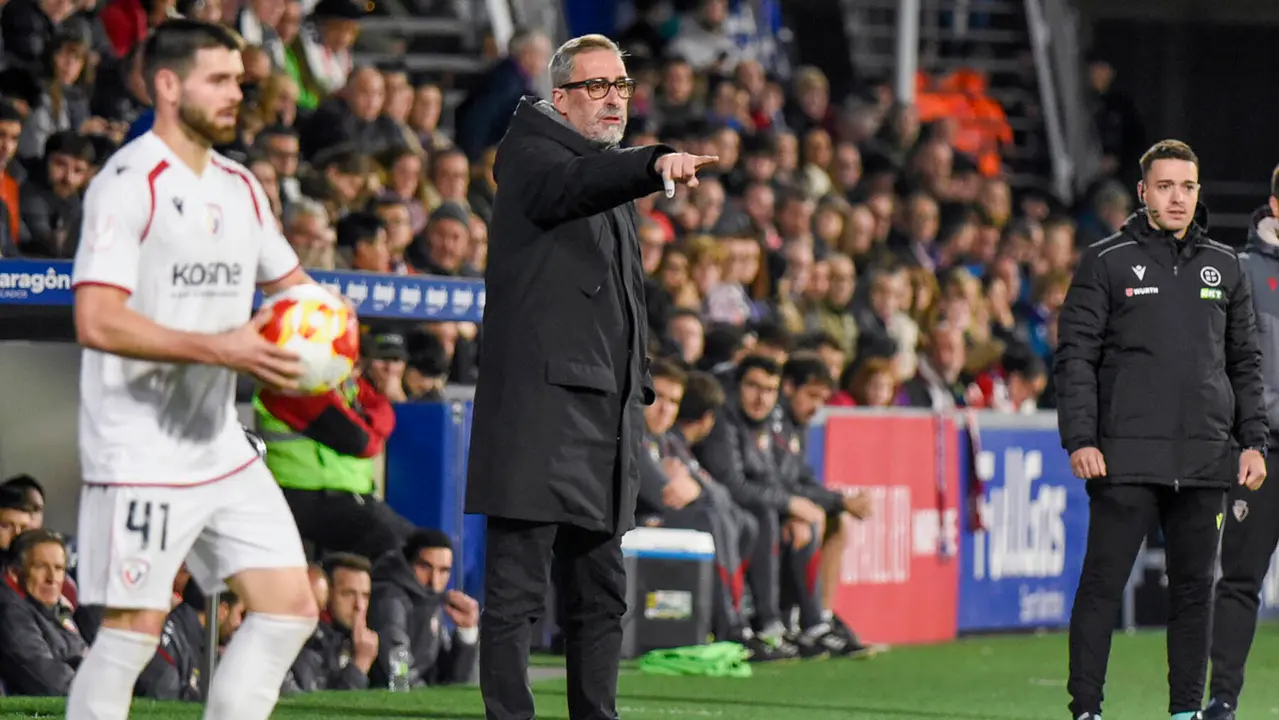 El entrenador del Huesca, Jon Perez Bolo, durante el partido de dieciseisavos de final de la Copa del Rey entre el Huesca y el Osasuna, este mi&eacute;rcoles en el estadio de El Alcoraz, en Huesca. EFE/ Javier Blasco