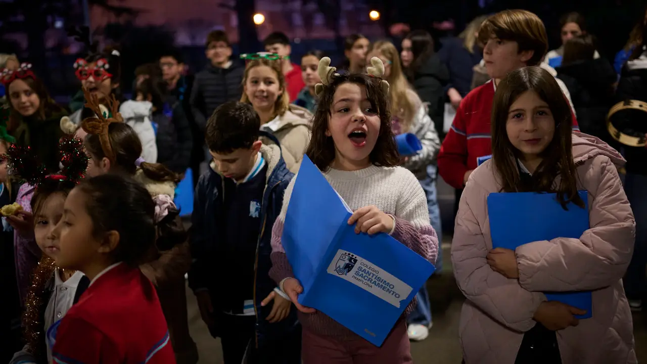 Ronda de Villancicos del colegio Sant&iacute;simo Sacramento por las calles de Iturrama. PABLO LASAOSA
