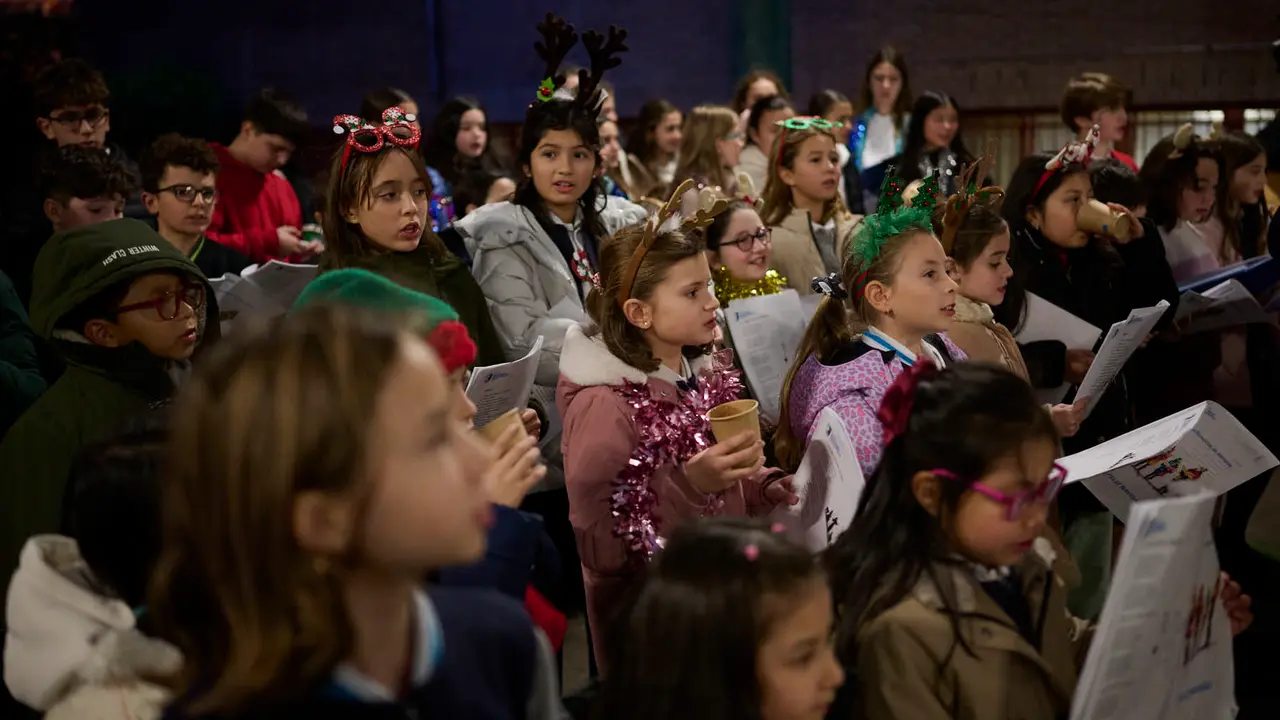 Ronda de Villancicos del colegio Sant&iacute;simo Sacramento por las calles de Iturrama. PABLO LASAOSA