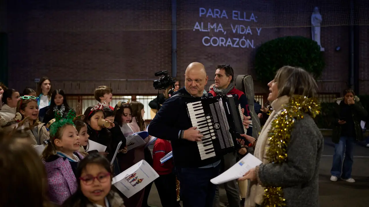 Ronda de Villancicos del colegio Sant&iacute;simo Sacramento por las calles de Iturrama. PABLO LASAOSA