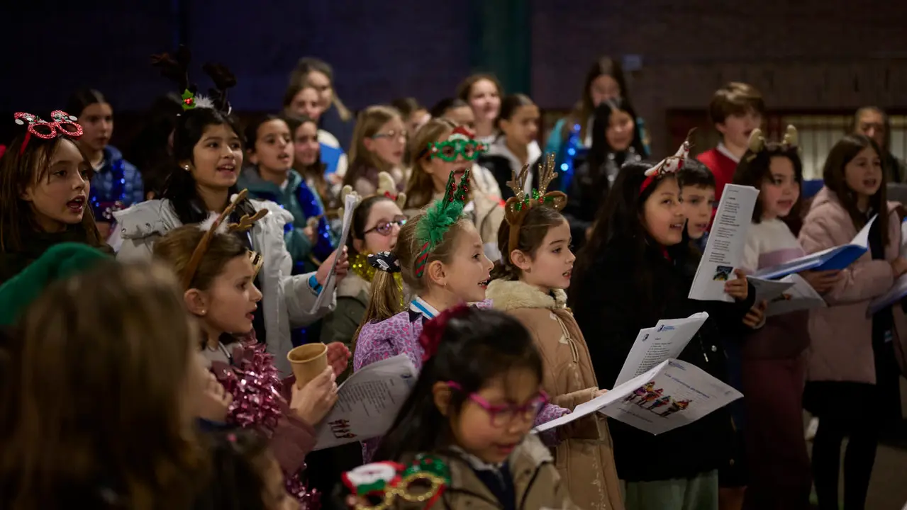 Ronda de Villancicos del colegio Sant&iacute;simo Sacramento por las calles de Iturrama. PABLO LASAOSA