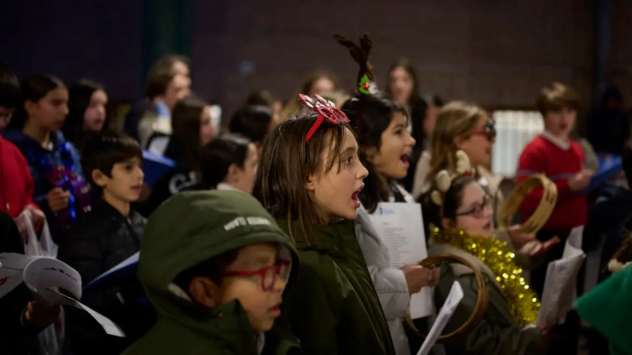 Ronda de Villancicos del colegio Sant&iacute;simo Sacramento por las calles de Iturrama. PABLO LASAOSA
