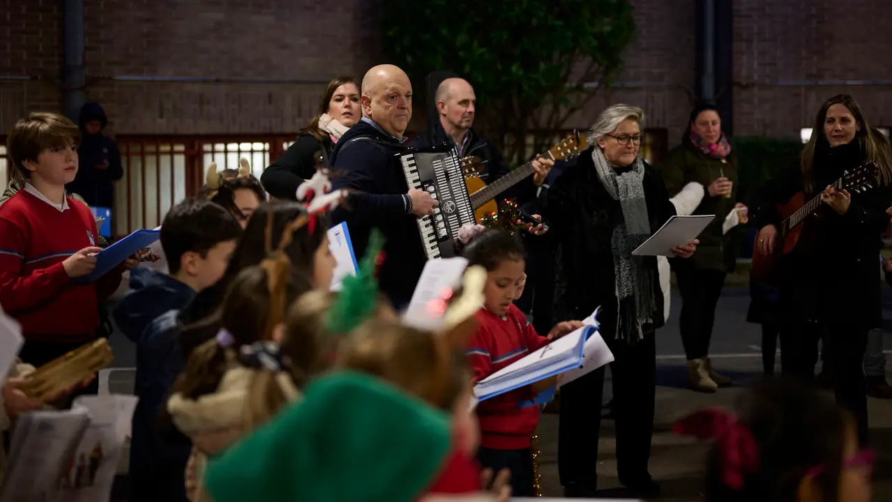 Ronda de Villancicos del colegio Sant&iacute;simo Sacramento por las calles de Iturrama. PABLO LASAOSA