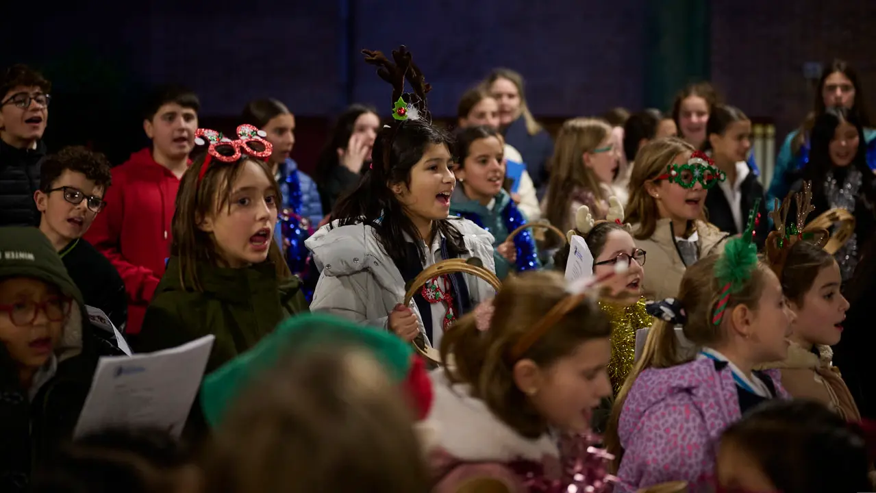 Ronda de Villancicos del colegio Sant&iacute;simo Sacramento por las calles de Iturrama. PABLO LASAOSA