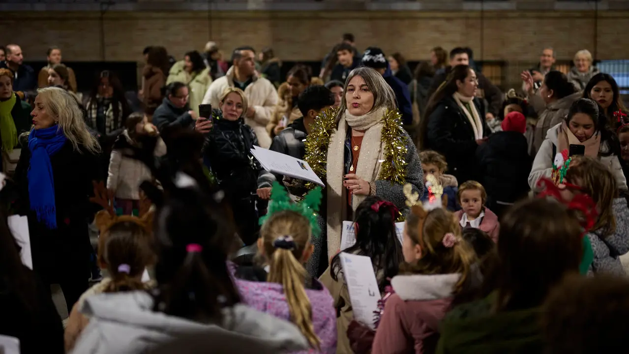 Ronda de Villancicos del colegio Sant&iacute;simo Sacramento por las calles de Iturrama. PABLO LASAOSA