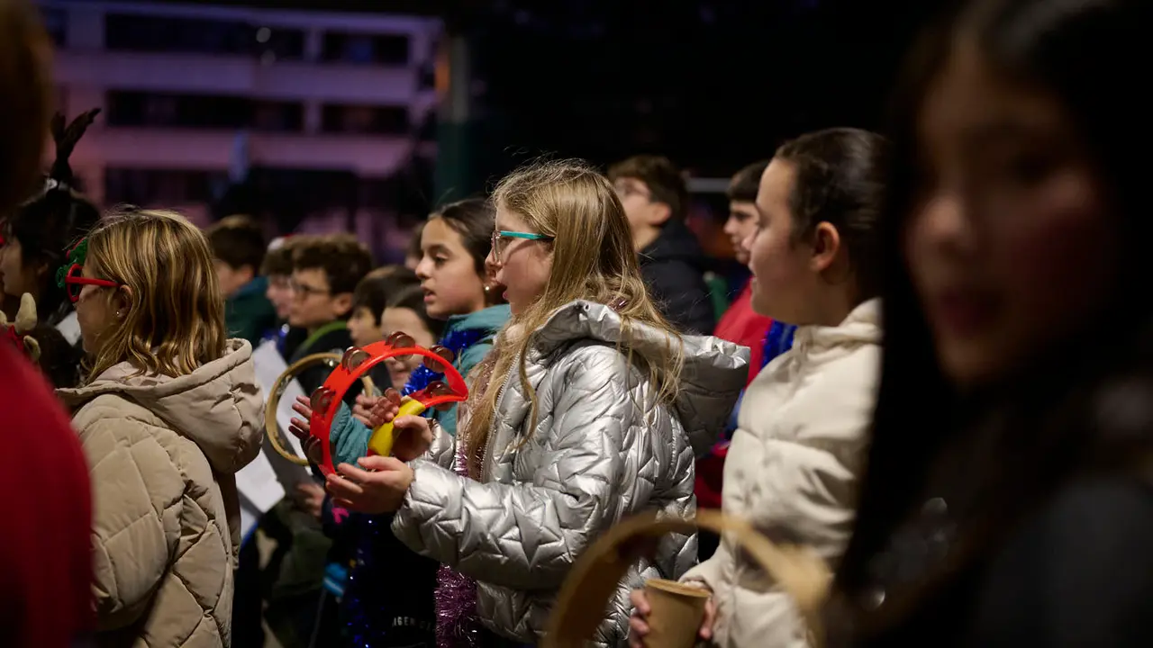 Ronda de Villancicos del colegio Sant&iacute;simo Sacramento por las calles de Iturrama. PABLO LASAOSA