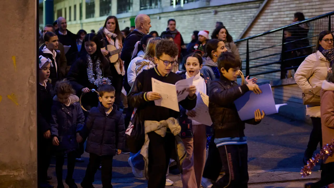 Ronda de Villancicos del colegio Sant&iacute;simo Sacramento por las calles de Iturrama. PABLO LASAOSA