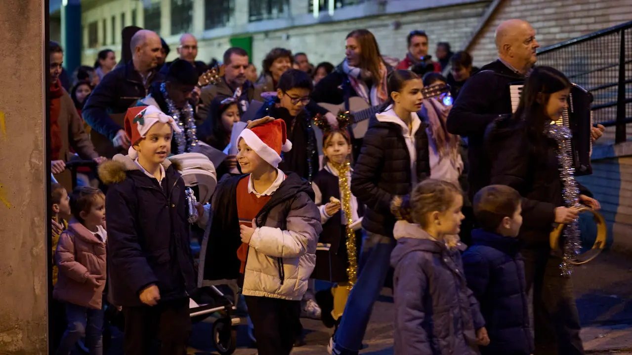 Ronda de Villancicos del colegio Sant&iacute;simo Sacramento por las calles de Iturrama. PABLO LASAOSA