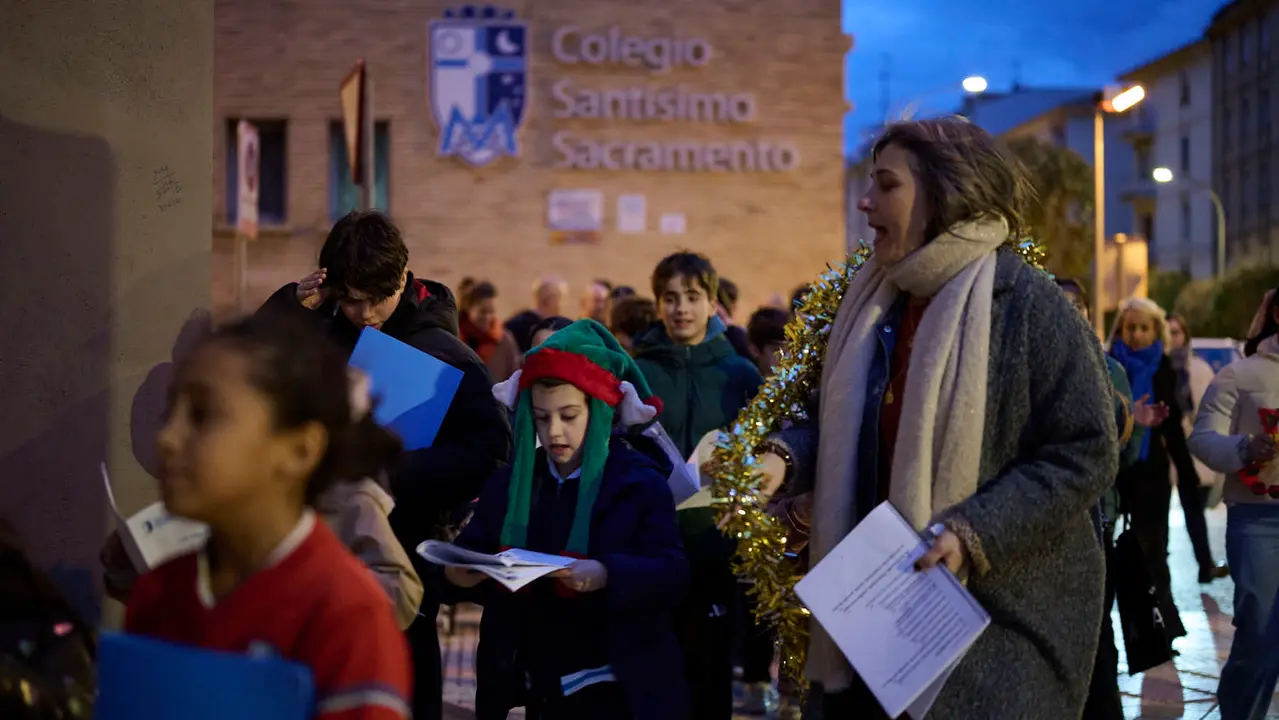 Ronda de Villancicos del colegio Sant&iacute;simo Sacramento por las calles de Iturrama. PABLO LASAOSA
