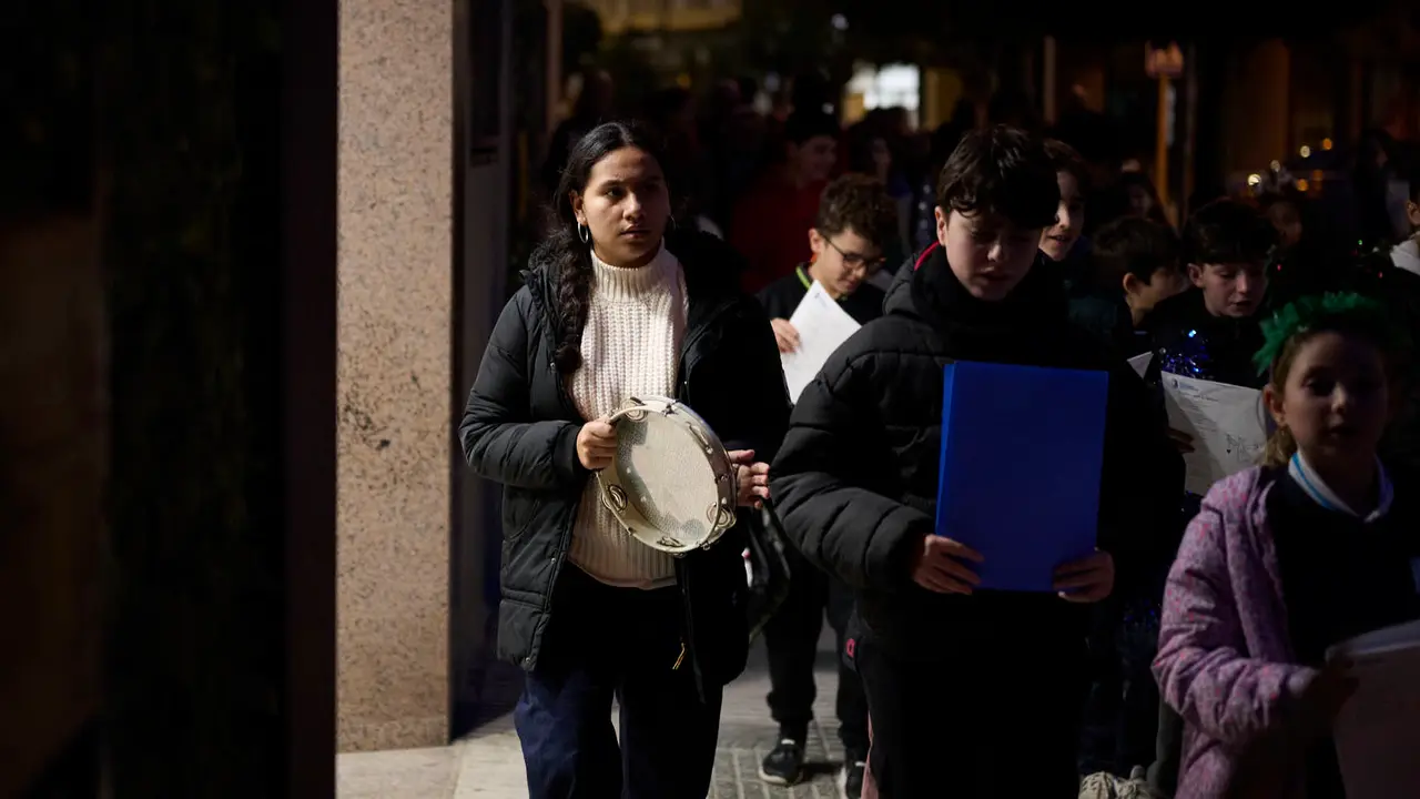 Ronda de Villancicos del colegio Sant&iacute;simo Sacramento por las calles de Iturrama. PABLO LASAOSA